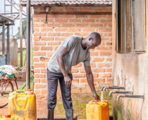 Ein Mann holt Wasser im Südsudan