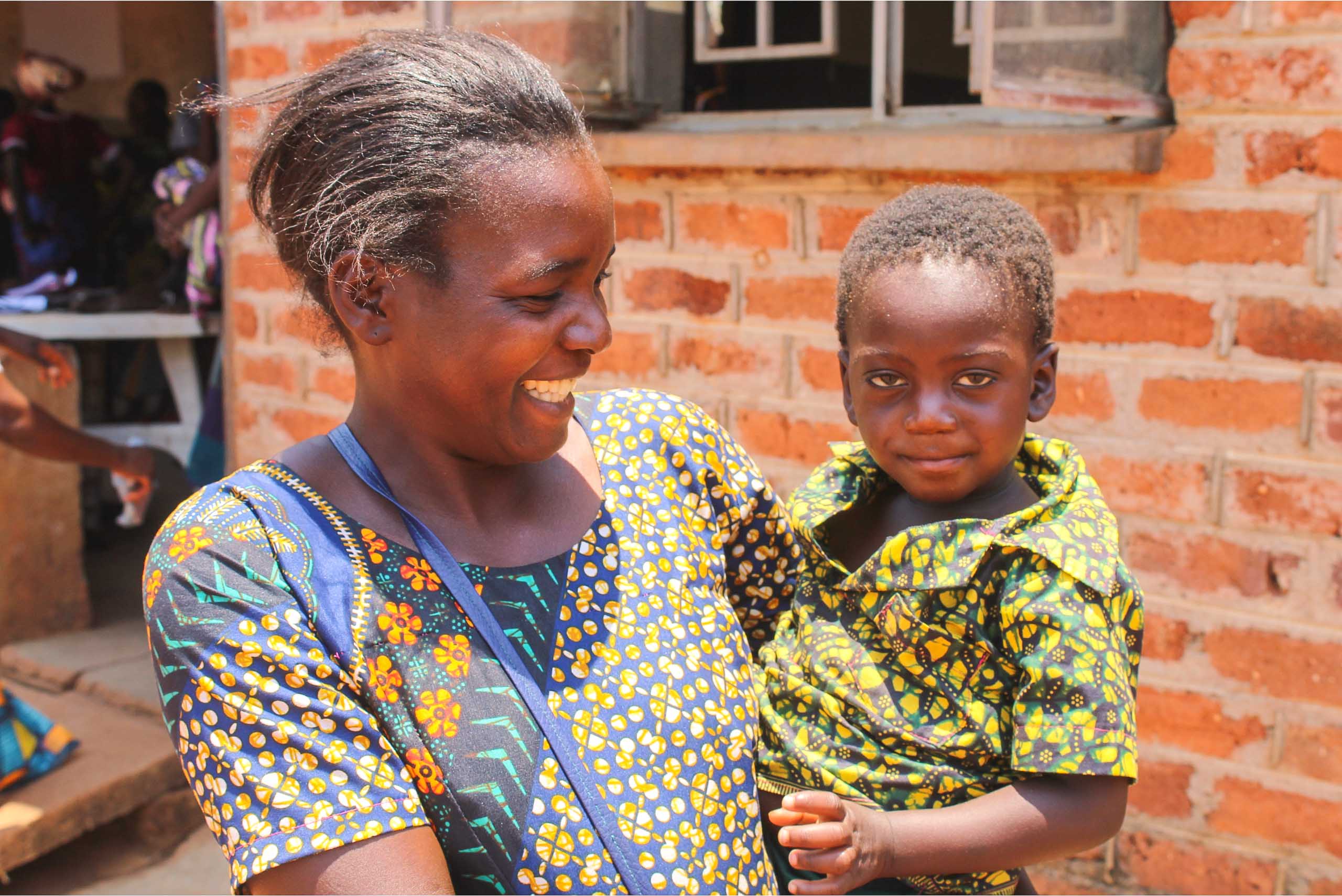 Glückliche Mutter mit ihrem Kind nachdem sie medizinische Versorgung erhalten haben